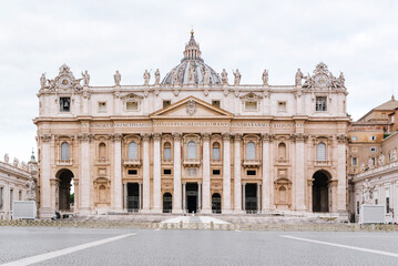 Fototapeta na wymiar Roma Basilica di San Pietro in Vaticano facciata
