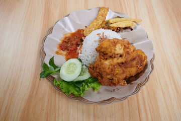 Crunchy fried chicken with rice, Vegetable and Spicy chili sauce