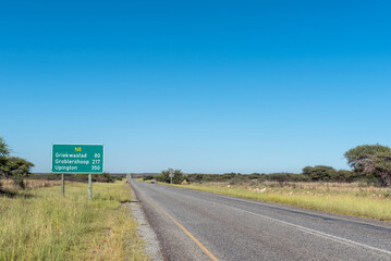 Distance sign on road N8 between Schmidtsdrift and Griekwastad