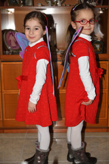 Ritratto di due sorelle gemelle di 5 anni.