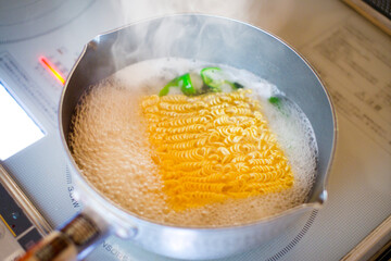 インスタントラーメンを作る