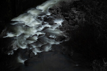 暗い川の流れ