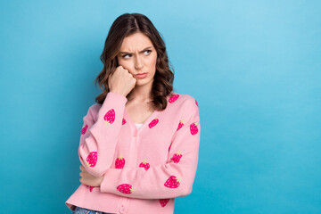 Photo of bored funny woman wear pink cardigan arm fist cheek looking emtpy space isolated blue color background - obrazy, fototapety, plakaty