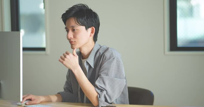 自宅でテレワークをする若いビジネスマンの男性