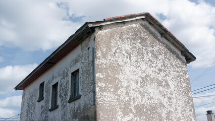 Edificio de casa rural deteriorado