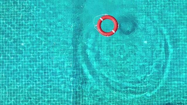 A view from above of the pool in which the life preserver is thrown.
