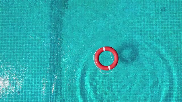 A view from above of the pool in which the life preserver is thrown.
