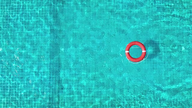 A view from above of the pool in which the life preserver is thrown.