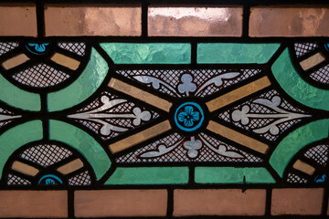 Plano detalle de una de las vidrieras de colores de la Catedral de Burgos por donde entra la luz del sol al interior.