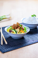 Veganes asiatischen Reis und Gemüse Gericht mit tofu