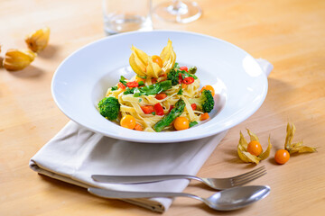 Zitronenpasta / Vegan mit Physalis und grünem Spargel