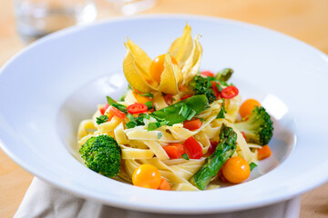 Zitronenpasta / Vegan mit Physalis und grünem Spargel