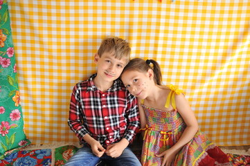 crianças felizes feriado caipira festa junina 