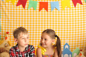 crianças felizes feriado caipira festa junina 