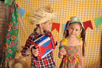 crianças felizes feriado festa junina colorida infantil 