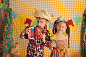 crianças felizes feriado festa junina colorida infantil 