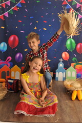 crianças felizes brincando em festa caipira, decoração presente festa junina 