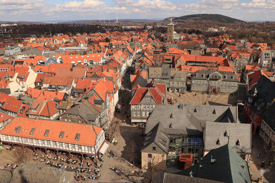 Romantische Fachwerkstadt Goslar; Blick von der Marktkirche über den Schuhhof und Marktplatz nach Osten