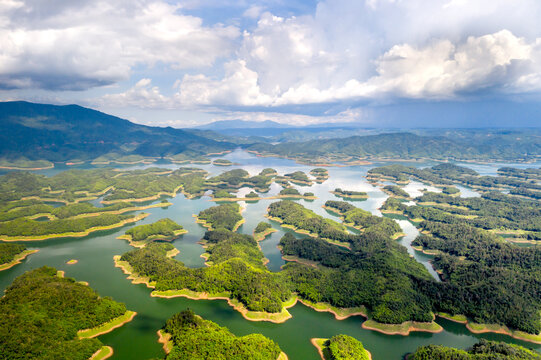 Ta Dung Lake in Dak Som Commune, Dak G'Long District, Dak Nong Province is one of the quite impressive heritage sites of UNESCO Global Geopark, belonging to Ta Dung Nature Reserve.