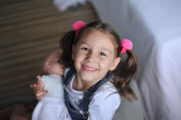 menina feliz com boneca 