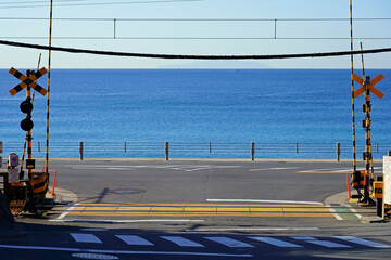 線路の向こうに海が広がる江ノ電・鎌倉高校前駅の踏切
