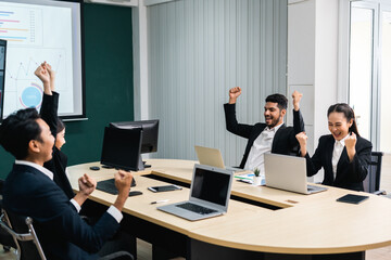 Obraz premium Asian business people team analyzing statistics financial. Team of businesspeople Meeting Conference Discussion Corporate Concept in office.