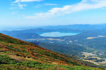 紅葉の秋田駒ケ岳登山　登山道からの田沢湖