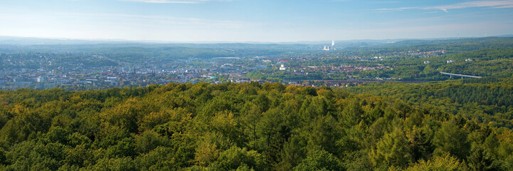 Saarbrücken, Blick vom Schwarzenbergturm über Wald und Stadt nach Westen