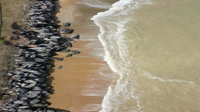 Imagem a&eacute;rea vertical de obras de engorda da faixa de areia da Praia de Mea&iacute;pe no litoral do Esp&iacute;rito Santo. Obra de de dragagem e infraestrutura tur&iacute;stica na cidade de Guarapari.