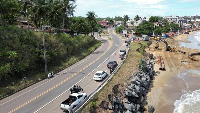 Imagem a&eacute;rea de obras de engorda da faixa de areia da Praia de Mea&iacute;pe no litoral do Esp&iacute;rito Santo. Obra de de dragagem e infraestrutura tur&iacute;stica na cidade de Guarapari.