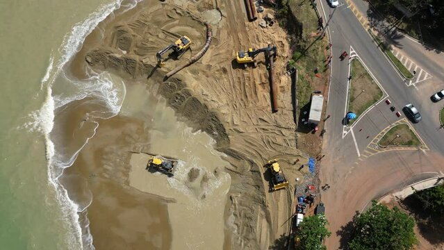 Imagem a&eacute;rea de obras de engorda da faixa de areia da Praia de Mea&iacute;pe no litoral do Esp&iacute;rito Santo. Obra de de dragagem e infraestrutura tur&iacute;stica na cidade de Guarapari.