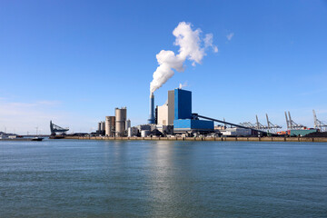 Obraz premium Stream coming out the pipe of Onyx Power Centrale Rotterdam at the Maasvlakte