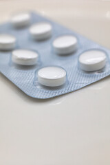 Fototapeta na wymiar ホワイトバックの錠剤の白い薬　医療イメージ