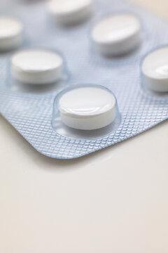 ホワイトバックの錠剤の白い薬　医療イメージ