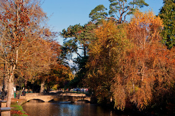 Obraz premium Bourton on the Water Autumn Trees Cotswolds UK