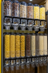 distributeur de graine vrac dans un magasin bio