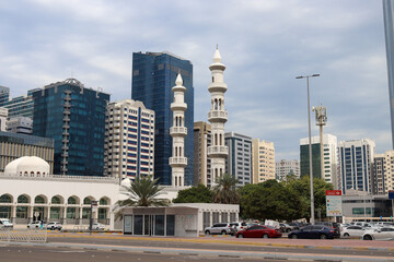 Fototapeta na wymiar Abu dhabi skyline and mosque on a cloudy day