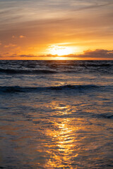 Obraz premium Golden Ocean Waves