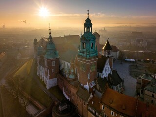 Widok Zamku Królewskiego na Wawelu o wschodzie słońca z drona - obrazy, fototapety, plakaty