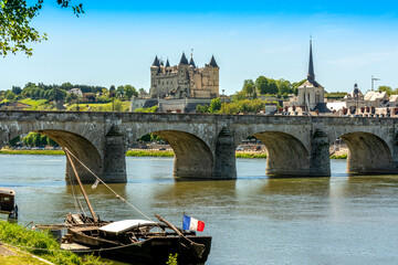  Saumur, vue sur le Chateau et le pont Cessart traversant  la Loire, Maine et Loire departement, ...