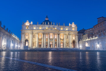 Obraz premium St. Peter's Basilica and the piazza in Vatican at night.
