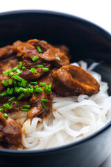 meat with sauce served with rice noodles