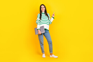 Naklejka premium Full length photo of adorable stylish lady wear trendy clothes demonstrate empty space special offer isolated on yellow color background