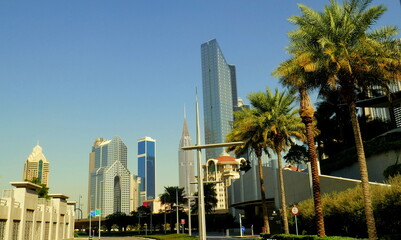 Fototapeta na wymiar gehobene Wohngegend im Zentrum von Dubai mit herrlicher Architektur und Palmen bei blauem Himmel