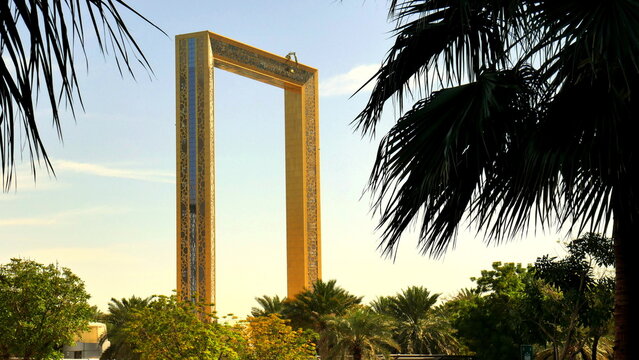 Sehenswürdigkeit "The Frame" in Dubai 150 m hoch mit Brücke und Glasboden und weiter Aussicht