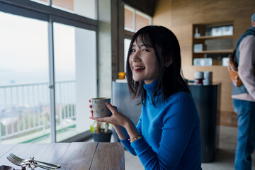 Fototapeta premium グラスでコーヒーを飲む女性１０