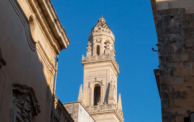 Campanario de la catedral de Lecce, Italia, en la plaza del mismo nombre. Construido entre 1659 y 1670 por Giuseppe Zimbalo, con cinco pisos y una altura total de 70 m.