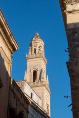 Fototapeta na wymiar Campanario de la catedral de Lecce, Italia, en la plaza del mismo nombre. Construido entre 1659 y 1670 por Giuseppe Zimbalo, con cinco pisos y una altura total de 70 m.