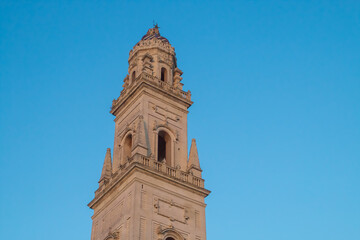 Fototapeta premium Campanario de la catedral de Lecce, Italia, en la plaza del mismo nombre. Construido entre 1659 y 1670 por Giuseppe Zimbalo, con cinco pisos y una altura total de 70 m.