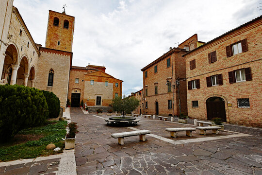 Osimo Domplatz mit B&auml;nken